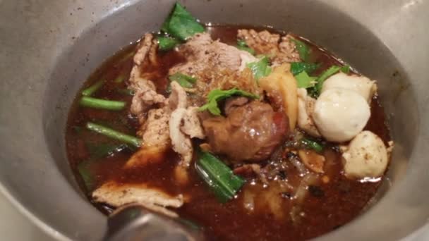 뜨거운 아시아 국수 돼지고기 수프를 제공 — 비디오