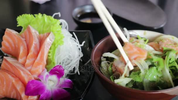Пряный тайский салат из лосося — стоковое видео