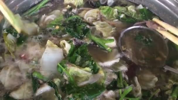 Hand auf Essstäbchen genießen Hot Pot Sukiyaki — Stockvideo