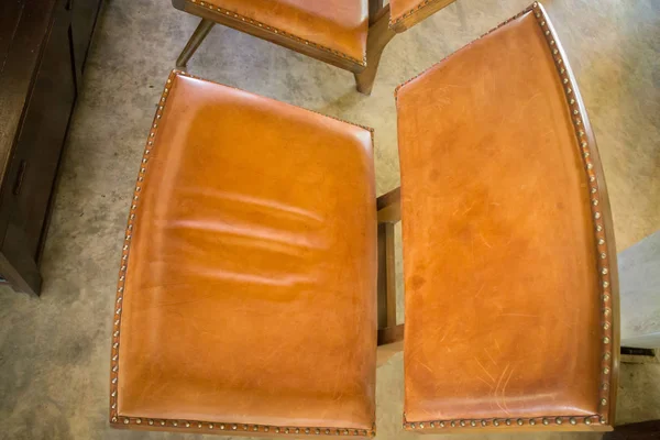 Couro marrom vintage e cadeira de madeira — Fotografia de Stock