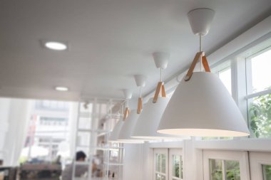 Beyaz lamba ile dekore edilmiş Modern Oda iç