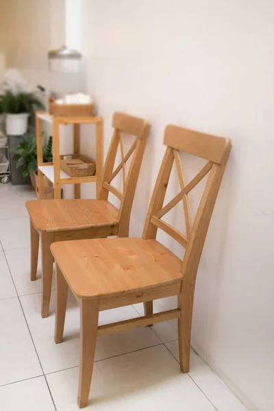 Klassische Holzstühle im Café-Interieur — Stockfoto