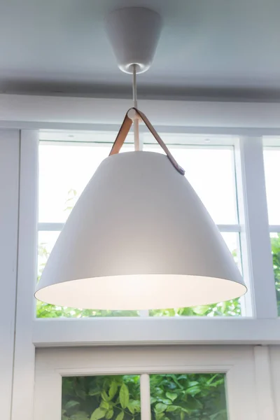 Moderna rum inredda med vit lampa — Stockfoto