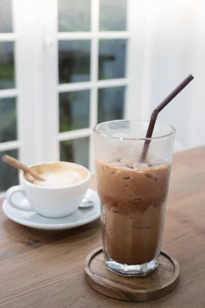 Heißes und kaltes Kaffeetrinken — Stockfoto