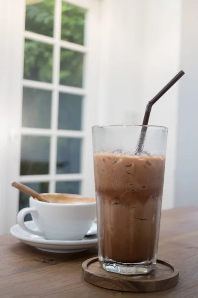 Heißes und kaltes Kaffeetrinken — Stockfoto