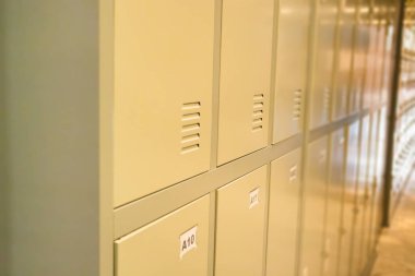 Eski kasa okul koridorunda satırı