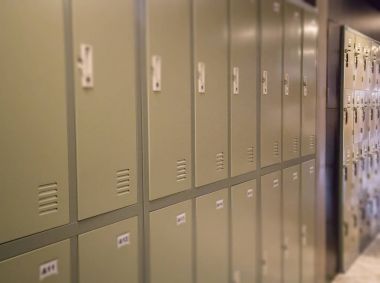 Eski kasa okul koridorunda satırı