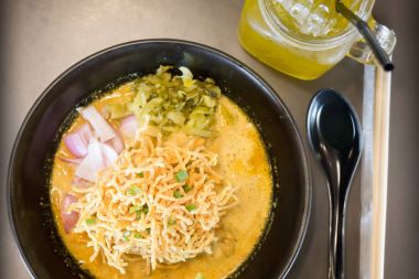 Kızarmış Noodle ile baharatlı sarı köri