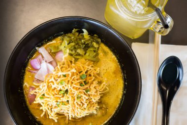 Kızarmış Noodle ile baharatlı sarı köri