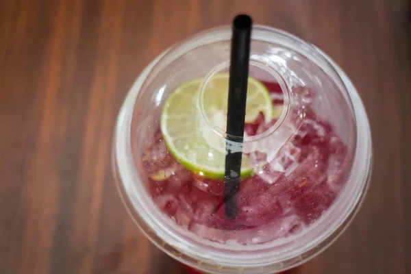 Cold Red Drink With Lime Slice — Stock Photo, Image