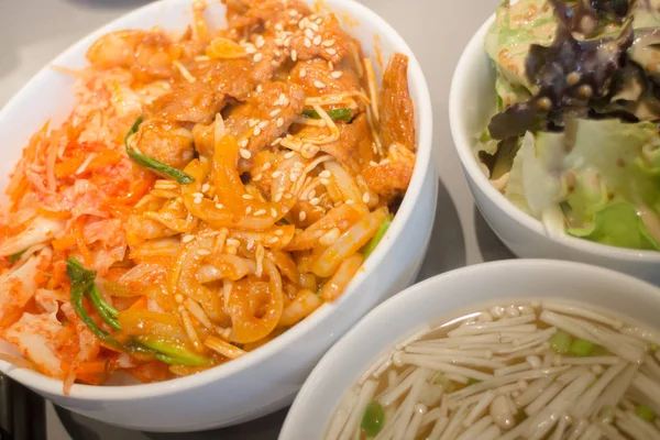 Pikantne koreańskim stylu wieprzowina z ryżem — Zdjęcie stockowe