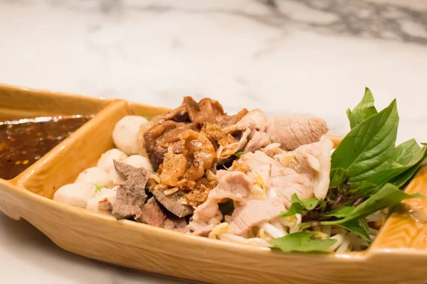 Mélange traditionnel thaïlandais Porc vapeur avec sauce épicée — Photo