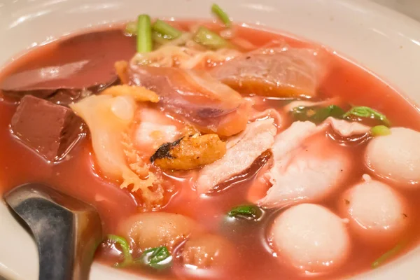 红豆腐汤的美味面条 — 图库照片