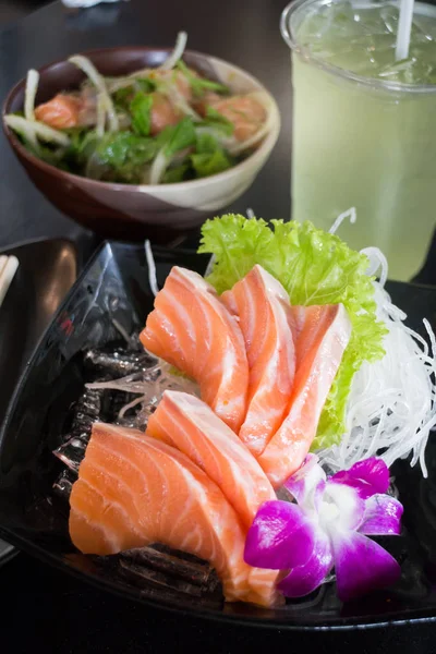 Zestaw plasterki Sashimi z łososia i zielonej herbaty — Zdjęcie stockowe