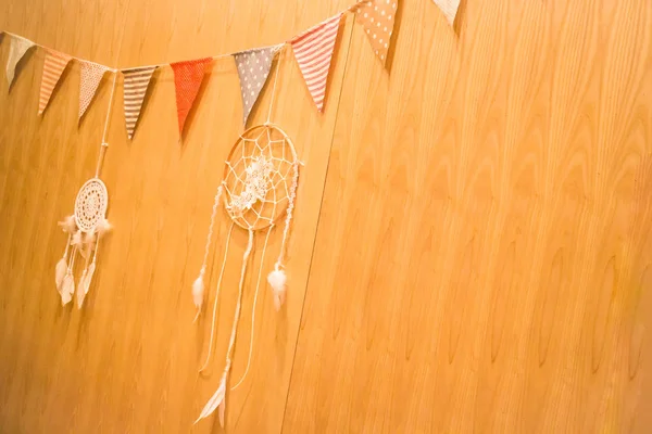Bunte Dreieck-Fahnen hängen drinnen Party — Stockfoto