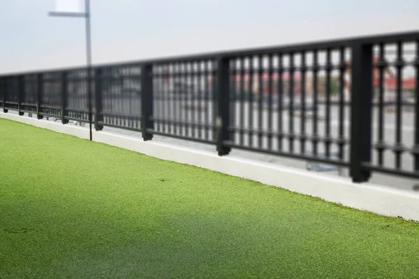 Yapay yeşil çimenlerin üzerinde çatı
