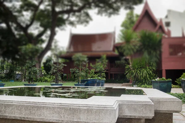 伝統的な庭園の前に蓮の池 — ストック写真