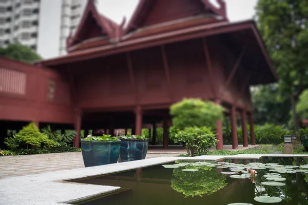 Estanque de loto frente al jardín tradicional —  Fotos de Stock