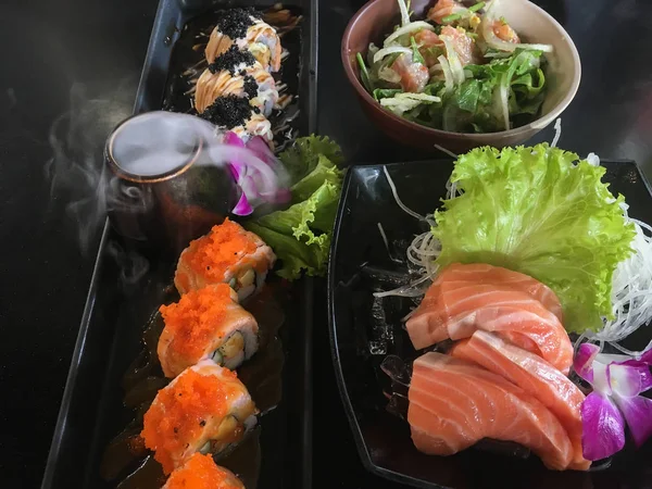 Conjunto gourmet de salmão que serve na mesa — Fotografia de Stock