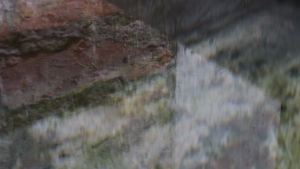 Beton kap içinde su yansıması — Stok video