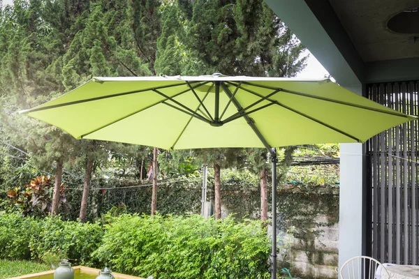 Guarda-chuva de jardim Flaxen no verão — Fotografia de Stock