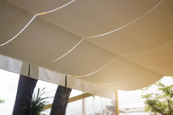 Telhado de tecido na forma de uma tenda bege — Fotografia de Stock