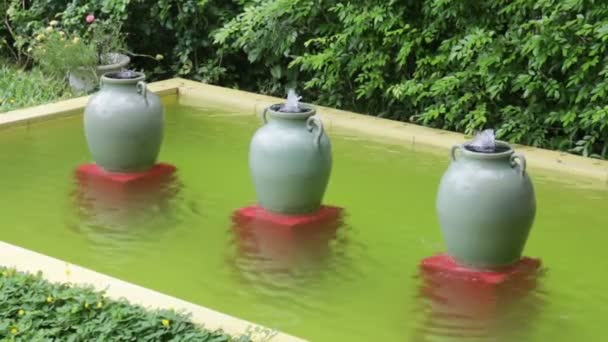 Frascos de cerámica llenos de agua decorados en el jardín al aire libre — Vídeos de Stock