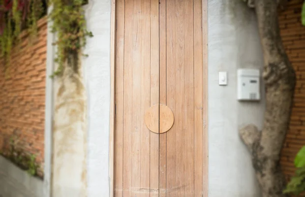 Vintage porte fermée en bois de la maison — Photo