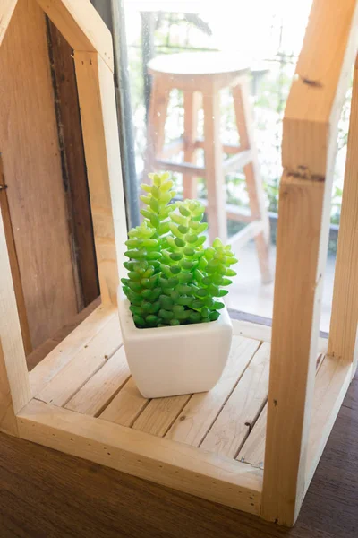 Umělé plastové rostlina listy váza — Stock fotografie