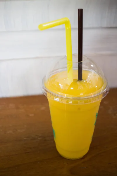 Läcker mango smoothies på träbord — Stockfoto