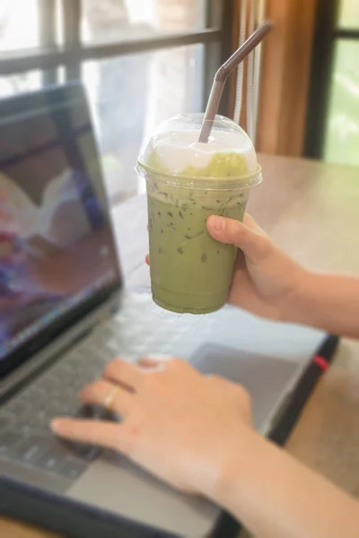 Mujer usando portátil en la cafetería — Foto de Stock