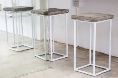 Metal ve beton uygulanan sandalye