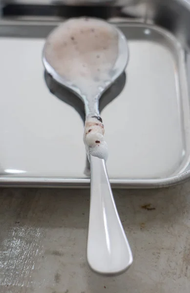 光沢のあるミルク チョコレート汚れスプーン — ストック写真