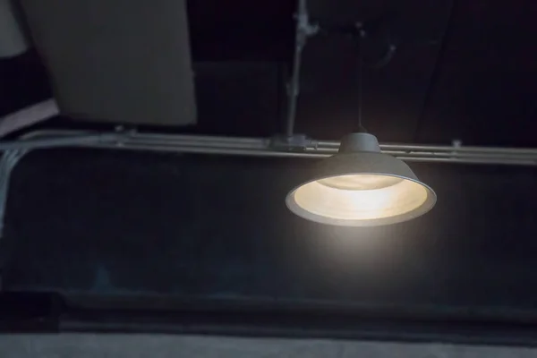 Lampe lumineuse de style rétro dans une pièce sombre — Photo