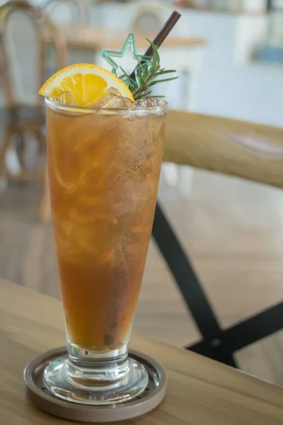 Glass of iced lemon tea — Stock Photo, Image