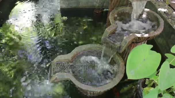 Cascade d'eau bol brun décoré dans l'étang de jardin — Video