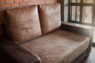 Vintage oturma odası iç kahverengi kanepe ile