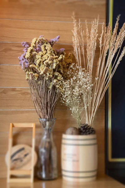Cesta ornamental de trigo na mesa de madeira — Fotografia de Stock
