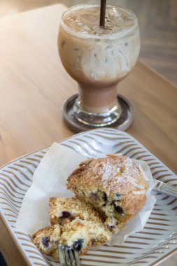 Böğürtlenli kek ve buzlu kahve Moka