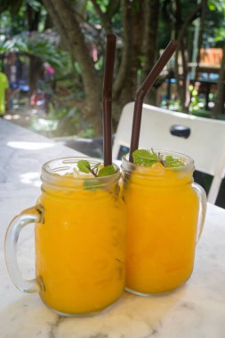 Ice cube mermer tablo ile portakal suyu