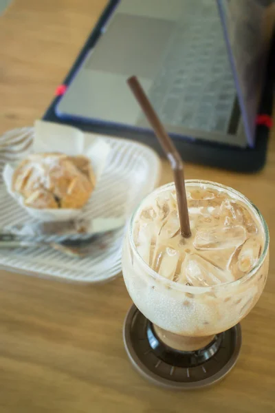 Muffin ai mirtilli e moka al caffè freddo — Foto Stock