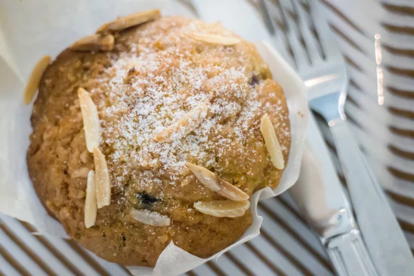 Blueberry muffin disajikan dengan pisau dan garpu — Stok Foto
