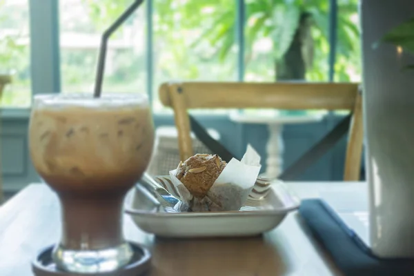 Muffin de mirtilo e café gelado mocha — Fotografia de Stock