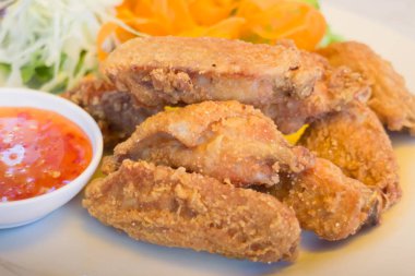 Lezzetli derin kızarmış tavuk kanadı