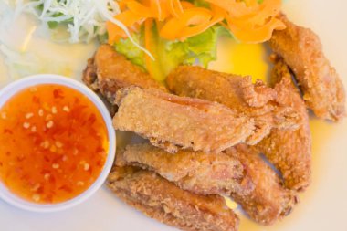 Lezzetli derin kızarmış tavuk kanadı