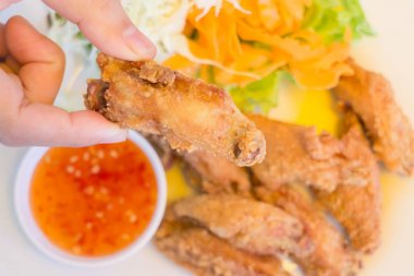 Lezzetli derin kızarmış tavuk kanadı