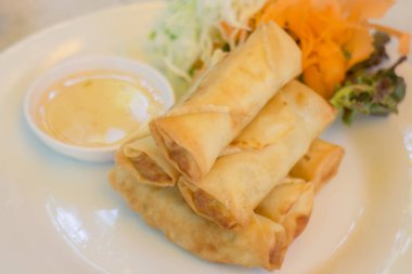 Derin yağda kızartılmış sebze böreği