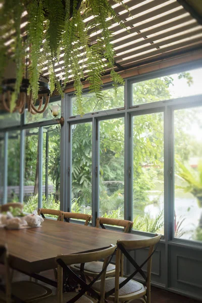 Antika ahşap masa pencerenin ayarla