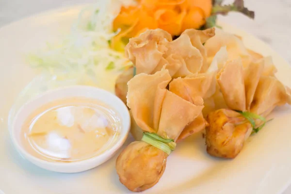 Bolsas de dumpling fritas cocina tailandesa local — Foto de Stock