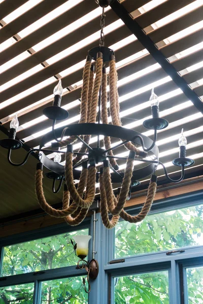 Casa d'epoca decorata con lampadario di corda — Foto Stock